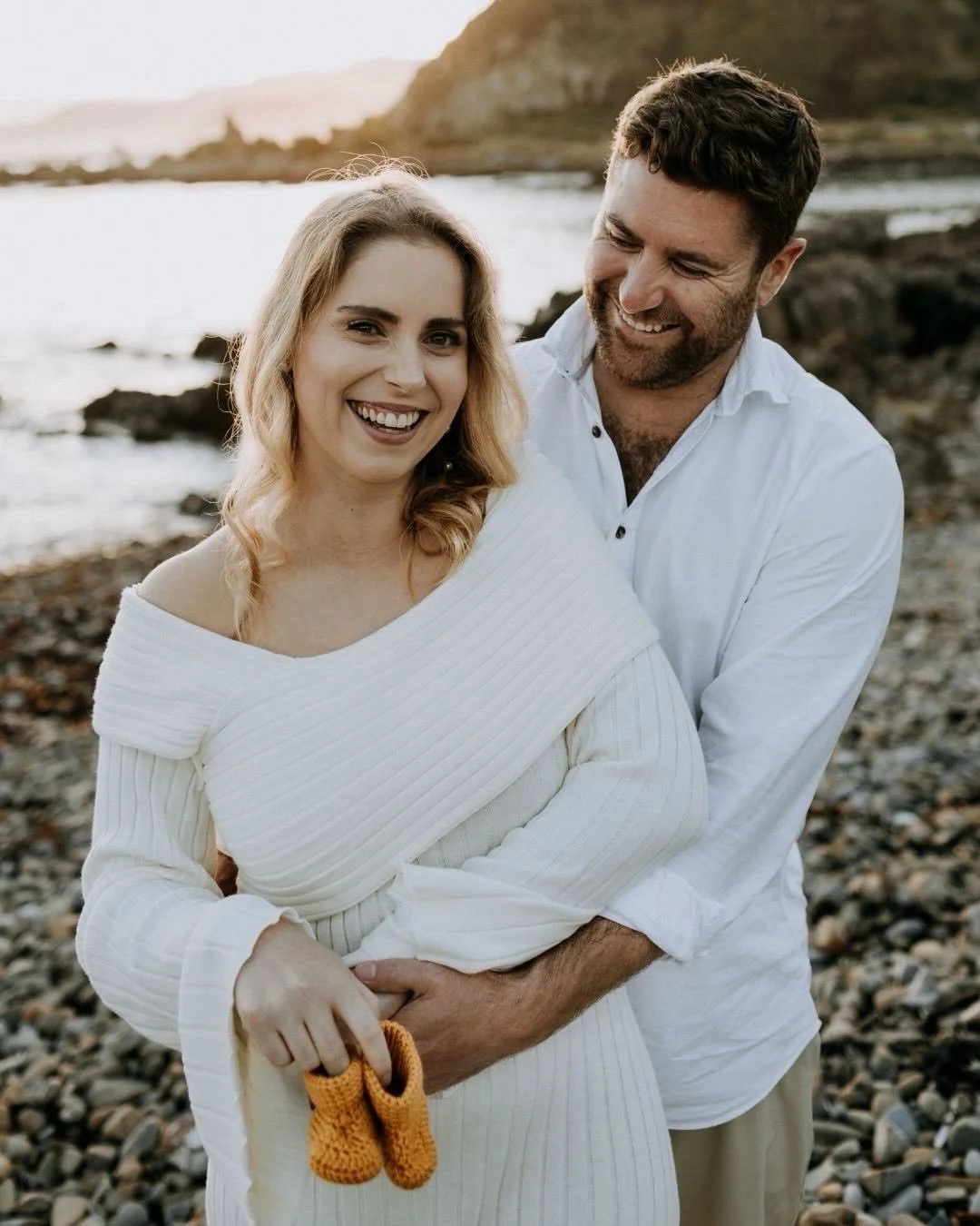 The sweetest maternity announcement photos for Francesca and Duncan (featuring their labrador Dash, of course)! 🩵
