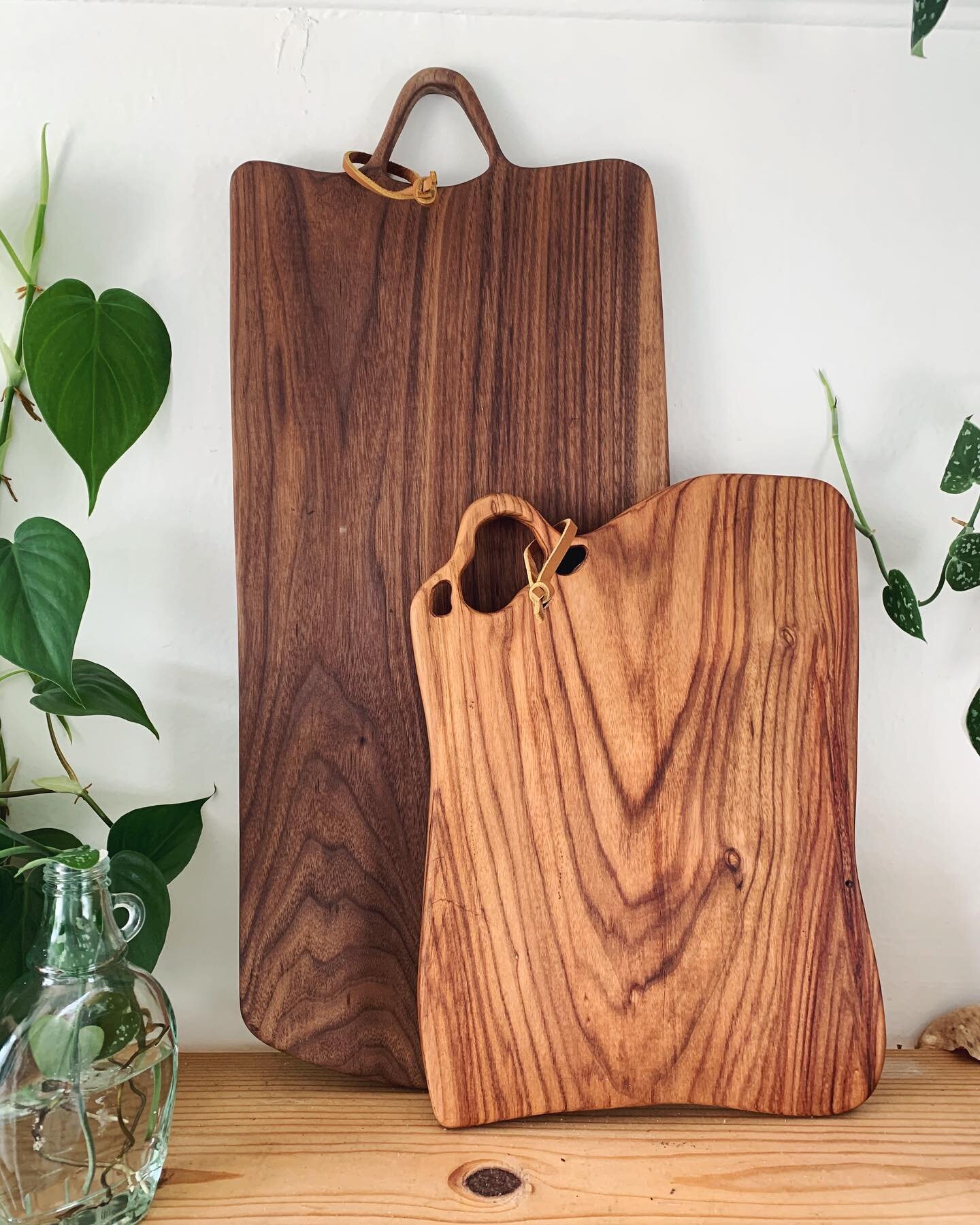 I have a small stack of cutting boards that I&rsquo;m finally getting around to finishing up. Here are 2 that are polished and looking for a new home! 

#walnut #canarywood