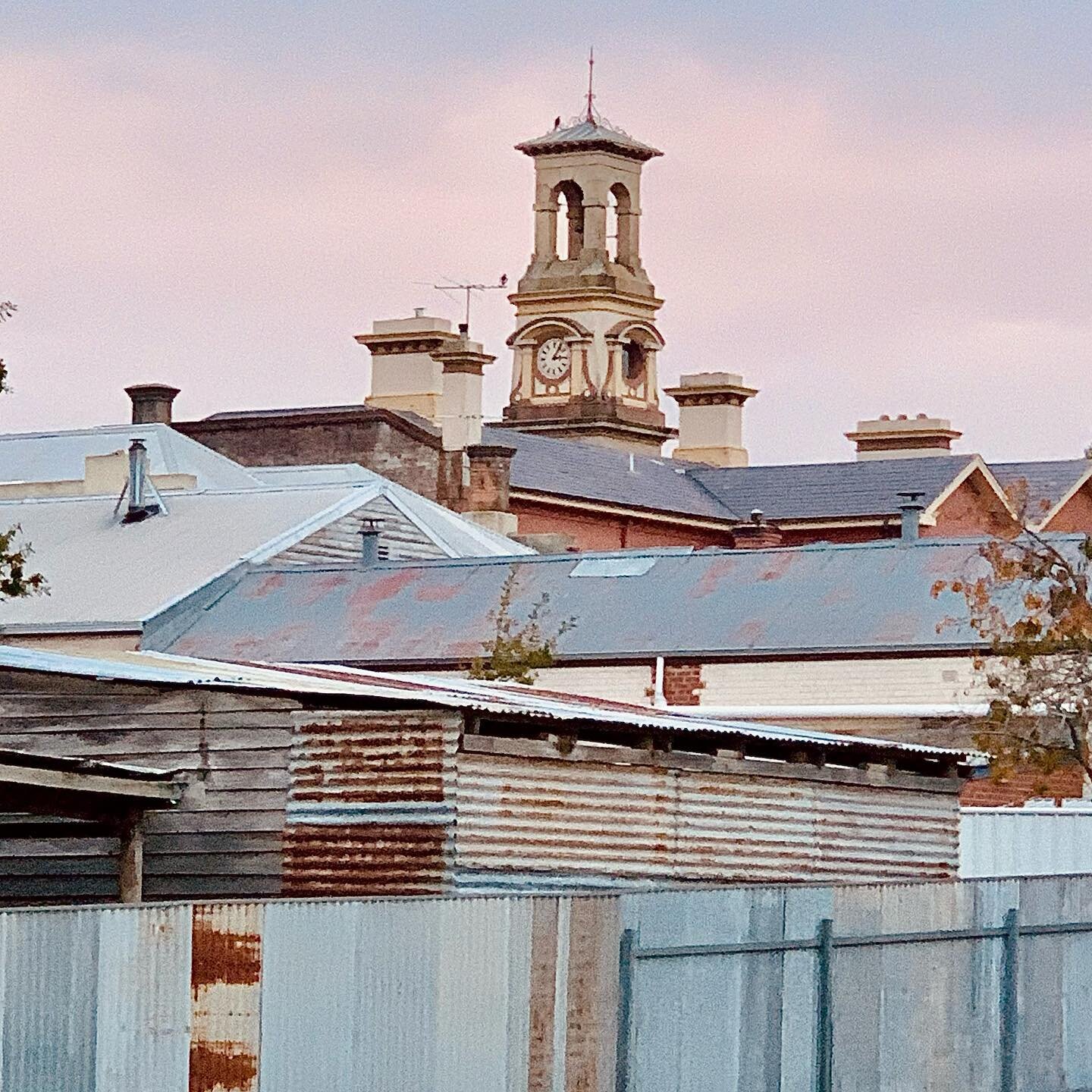 Backstreets of Beechworth💕 
#explorebeechworth #walkhighcountry #goldrushtown #autumncolors