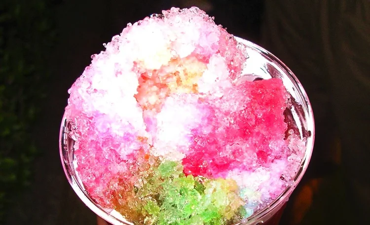 Kakigori är den japanska varianten av isglass. Riven is med diverse söta fruktsmaker. Inte helt fel när termometern är fastlåst på över 30 grader plus.