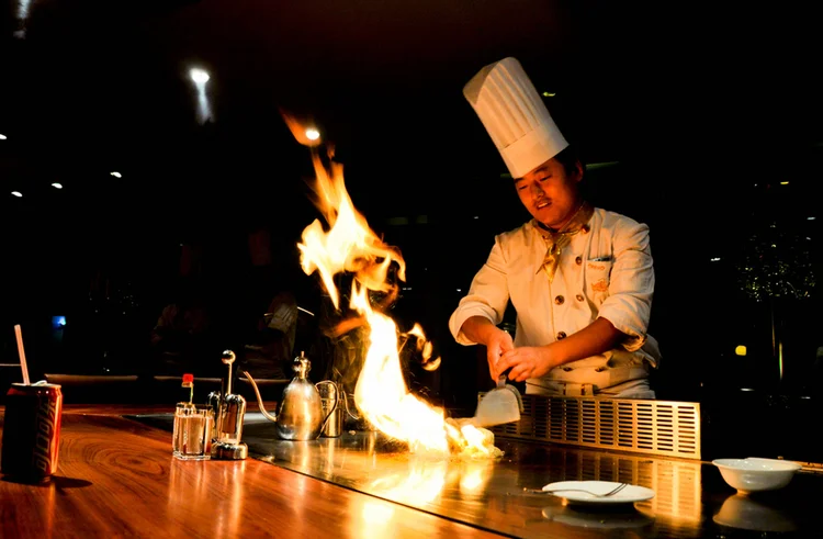 Flambering vid det japanska stekbordet gör sig bra på bild.Foto: Cyclone Bill, Creative Commons License