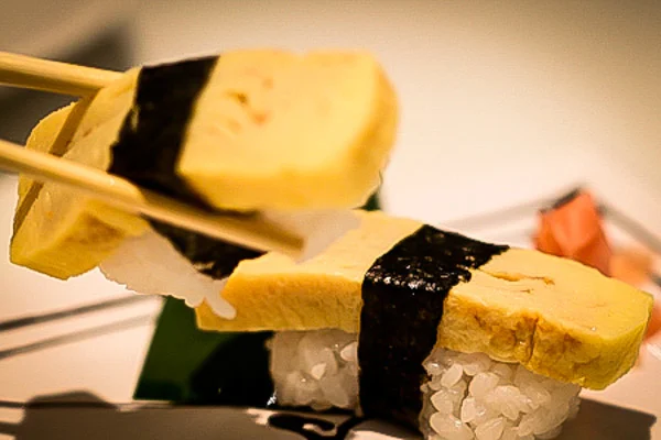 Den klassiska japanska omeletten tamago-yaki som sushi i Bangkok.Foto: Dennis Thern