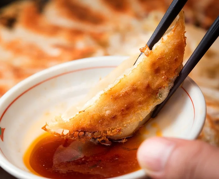 Gyoza doppas oftast i en blandning av soja, risvinäger och rödpepparoljan raayu.Foto:&nbsp;ASSOCIATION OF JAPAN HAMAMATSU GYOZA