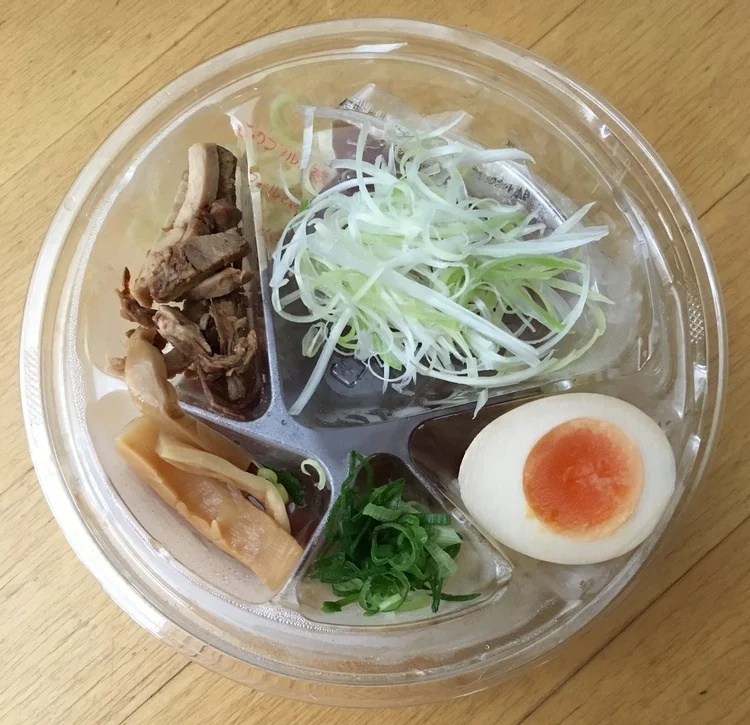 Ingredienserna är väl separerade i förpackningen. Man kan t o m lägga den på sidan i en påse utan att det skadar innehållet.