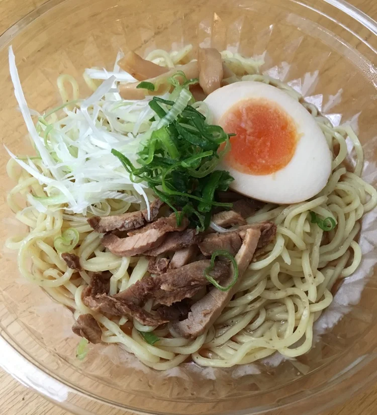 Klart att äta - här direkt ur originalförpackningen. Ätpinnar brukar ingå när man handlar snabbmat på närbutiken eller snabbköpet i Japan.