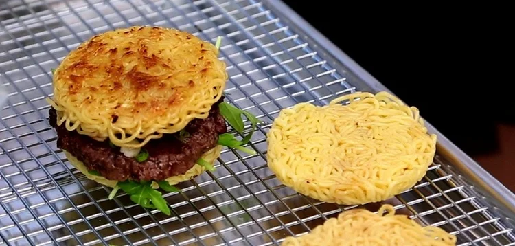 Byt ut brödet mot ihopstekta ramennudlar och vi har vips en ramenburgare!Foto: Skärmfoto från YouTube