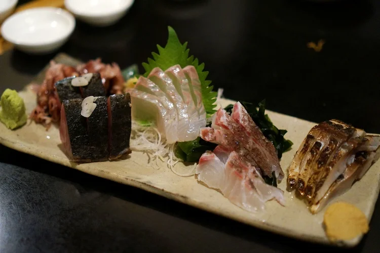 Ytterligare en samling fantastisk sashimi. Längst till höger har vi lätt halstrad makrill som man äter med stark japansk senap.&nbsp;Foto: Marcus Sjöström på Burgerdudes.
