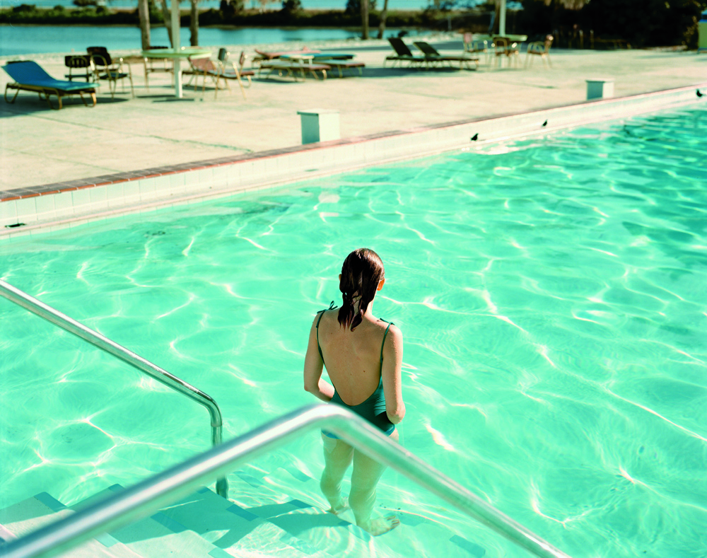 Ginger Shore, Causeway Inn, Tampa, Florida, Nov. 17, 1977. From the series “Uncommon Places“ © Stephen Shore. Courtesy 303 Gallery, New York & Sprüth Mager 