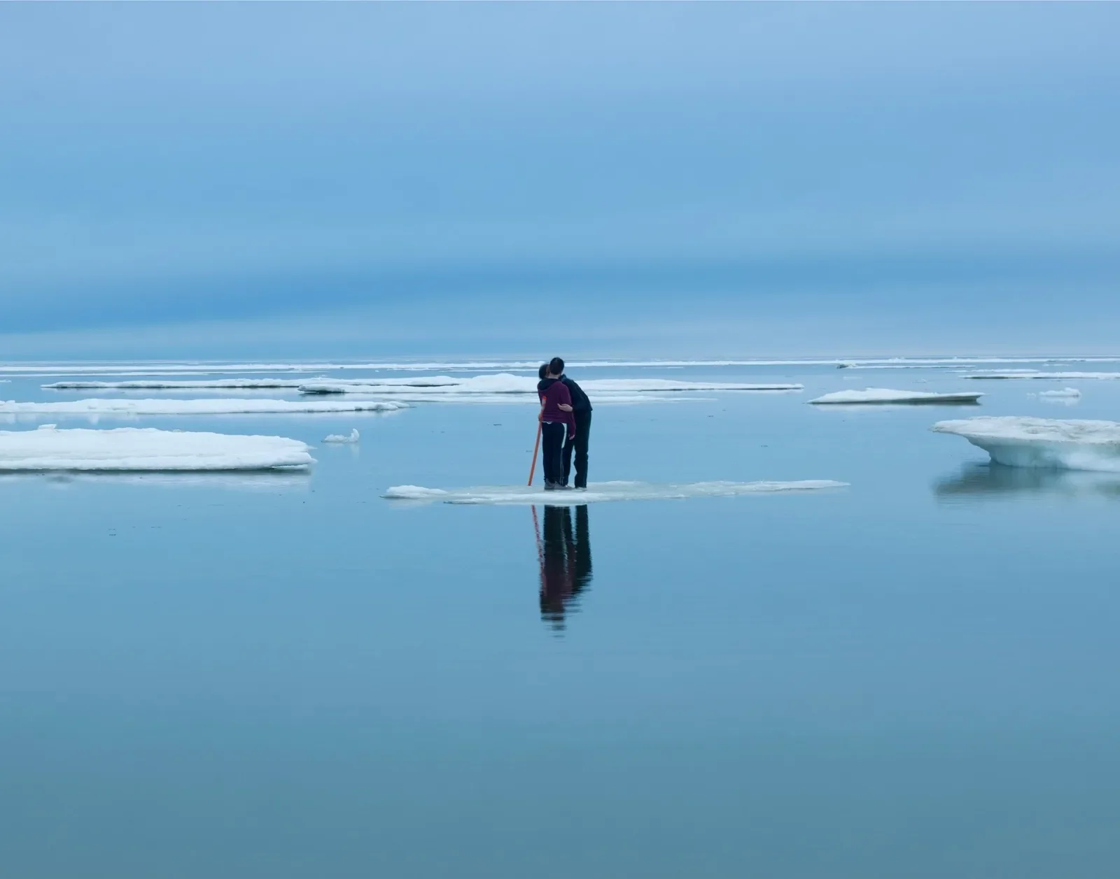 feuteu-alec-soth-a-couple-off-of-nome-s-beachfront.-alaska-2015-2023.jpg.webp