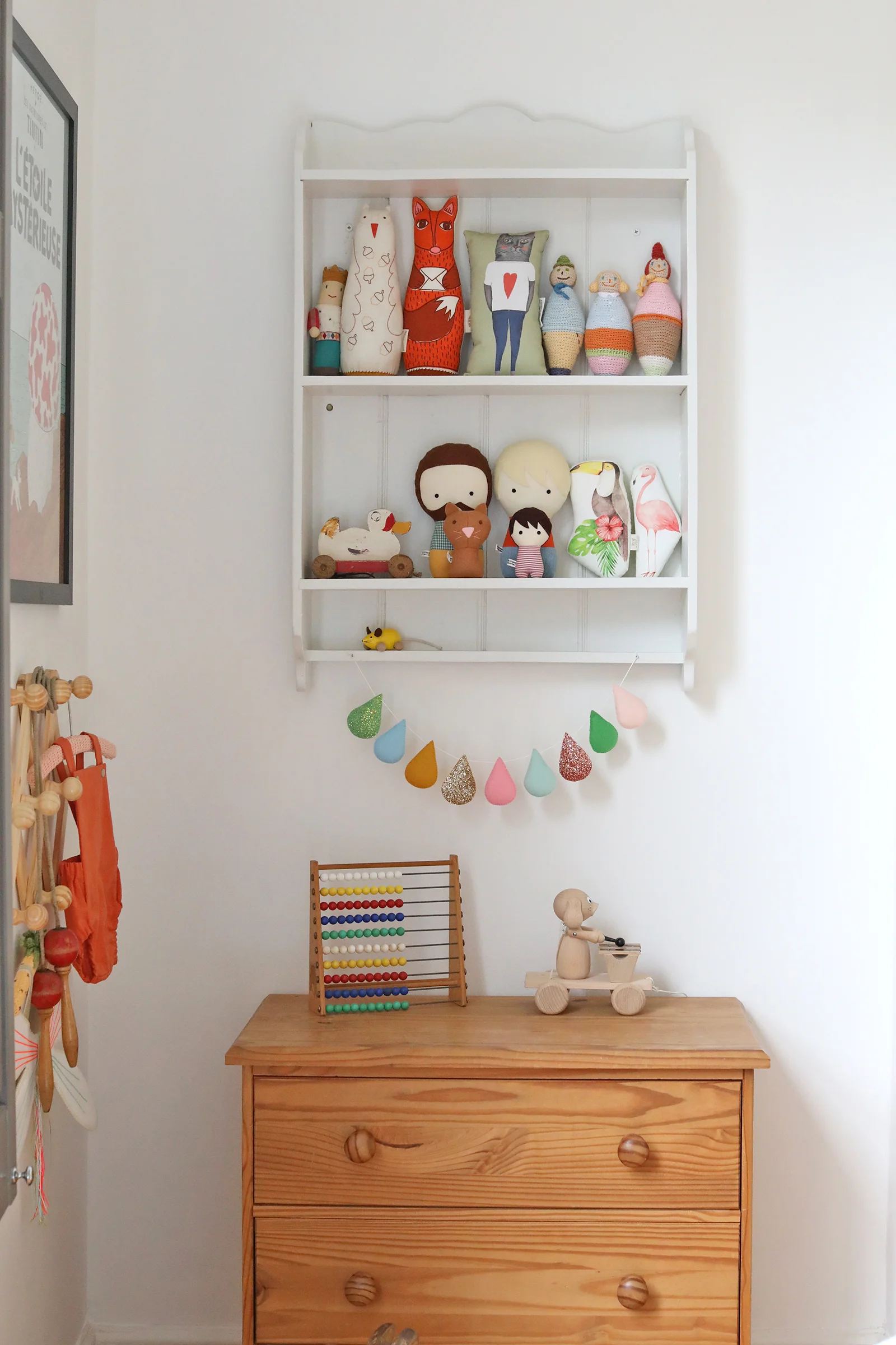 The beautiful raindrop garland is from the very talented Velveteen Babies . I’m not entirely sure that this is the right place for the garland, but i’m leaving it here for now. I will find the perfect spot eventually! The cute wooden dog was a gift from my friend Rebecca. It is from Sarah & Bendrix .