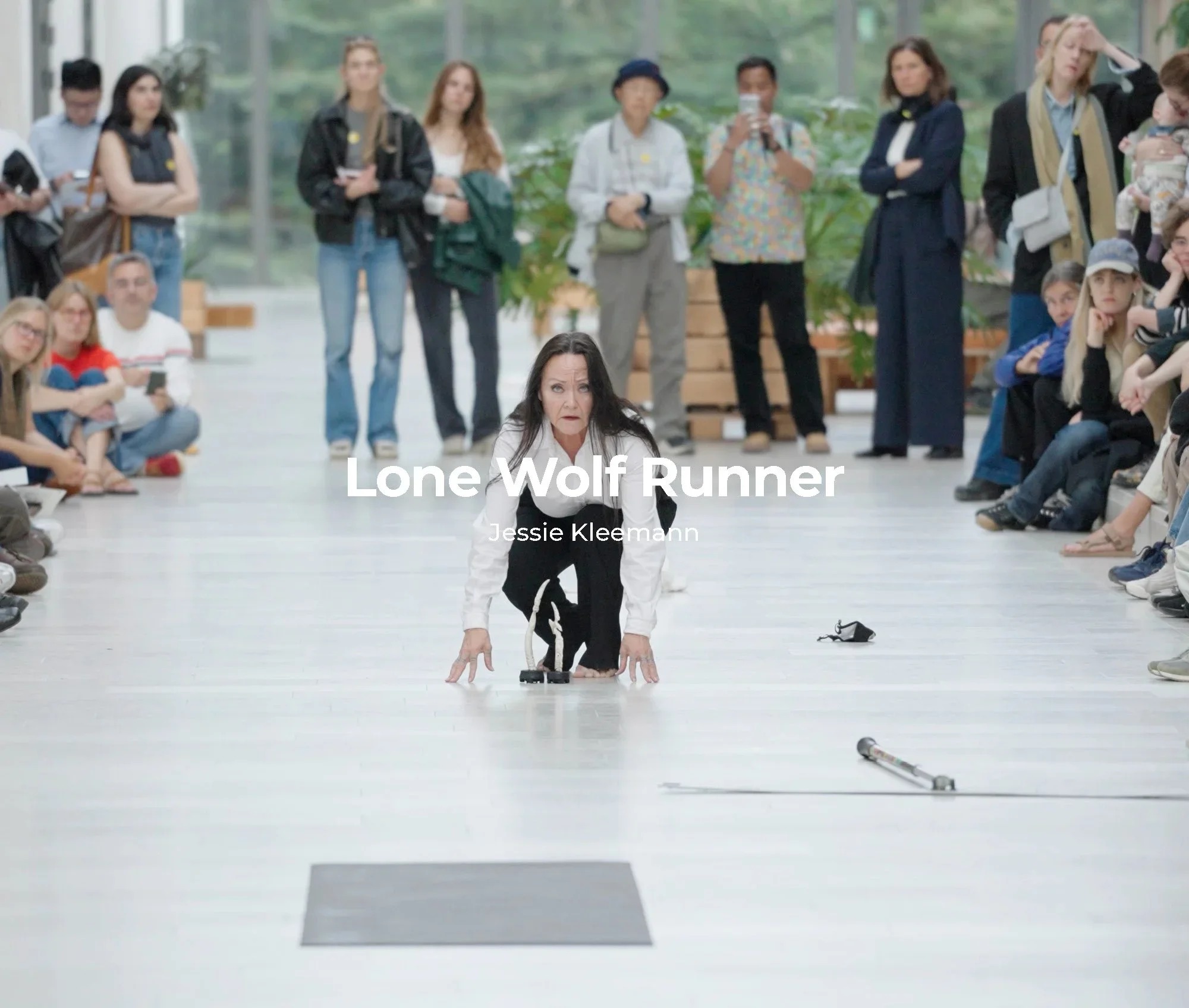 Jessie Kleemann Lone Wolf Runner Statens Museum for Kunst . Tiden løber løber tiden