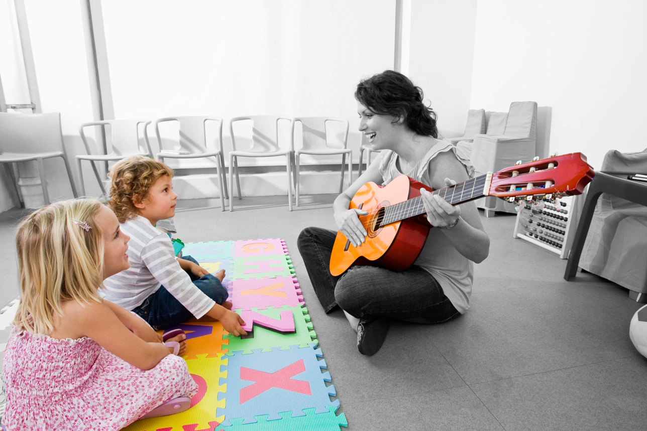 Музыкотерапия занятия. Музыкальное занятие в детском саду. Дошкольники на музыкальном занятии. Музыка терапия для детей дошкольного возраста. Музыкальные занятия для малышей.