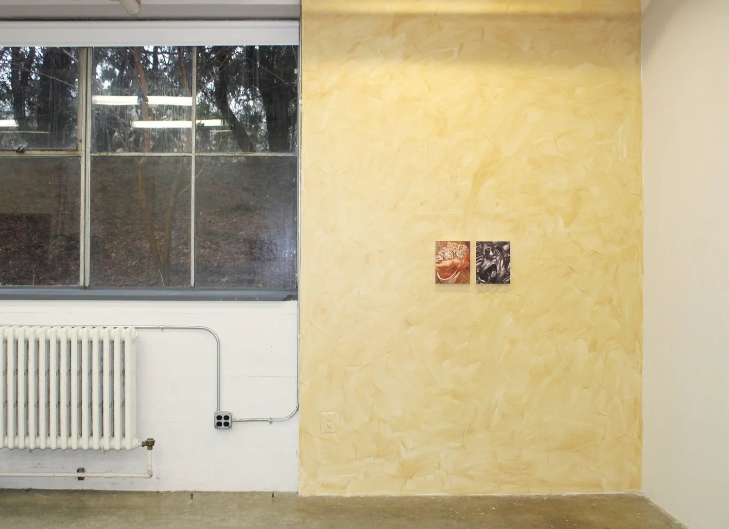 Mazellan Ring Hand Smile.webp