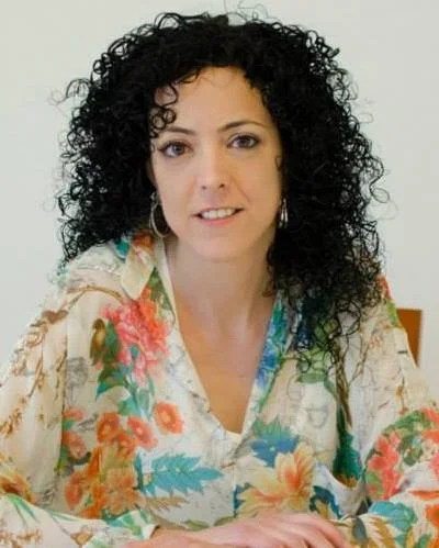 Llicenciada en psicologia, terapeuta familiar sistèmica, mediadora i especialitzada en violència. Llicenciada en psicologia a la Universitat de Girona Màster en Teràpia Familiar al Centre de Teràpia Familiar Barcelona. Postgrau en mediació al centre ISEP. Postgrau en violència a la UdG