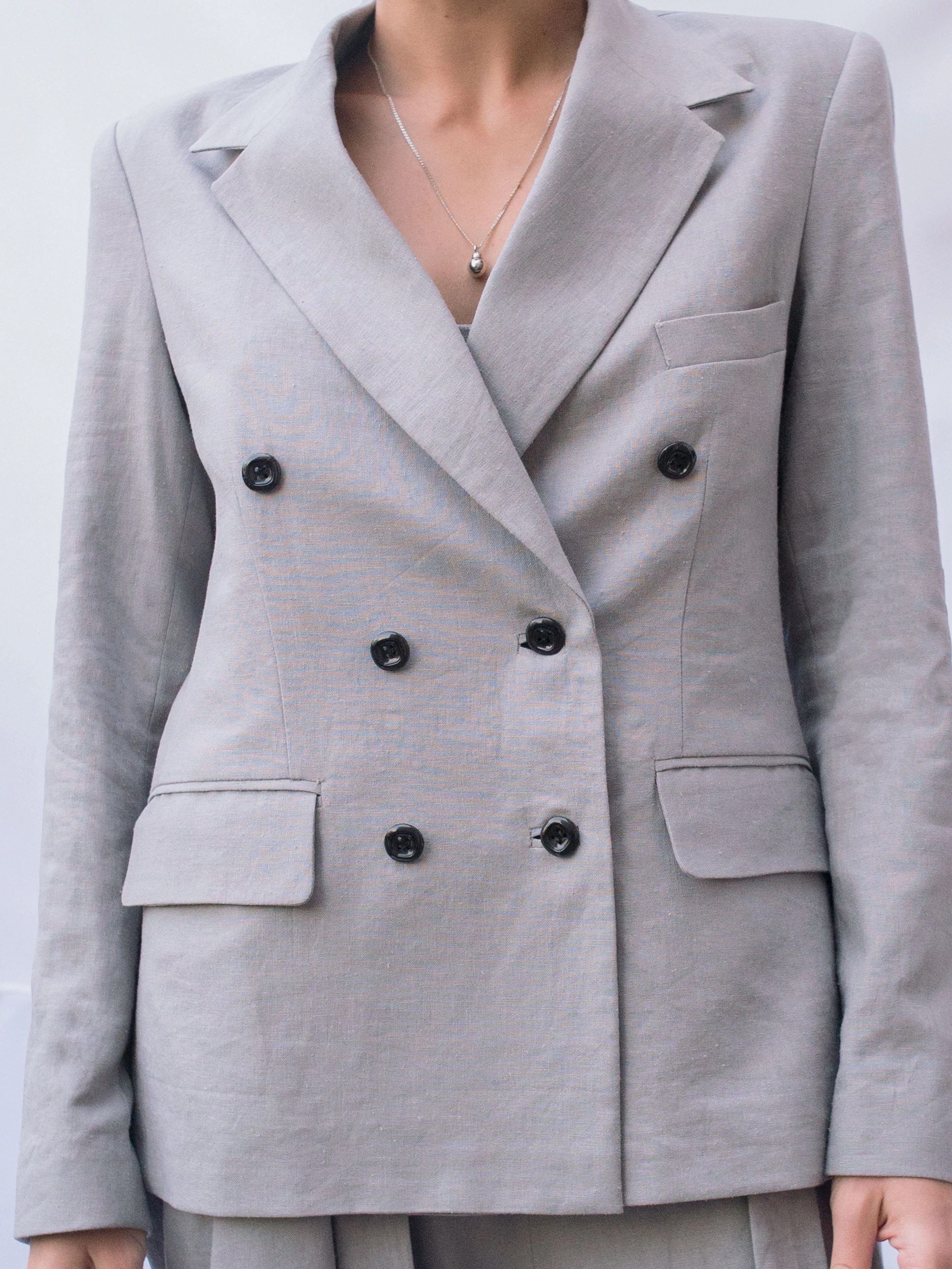 Frida_Linen_jacket_cloud_closeUp.jpg