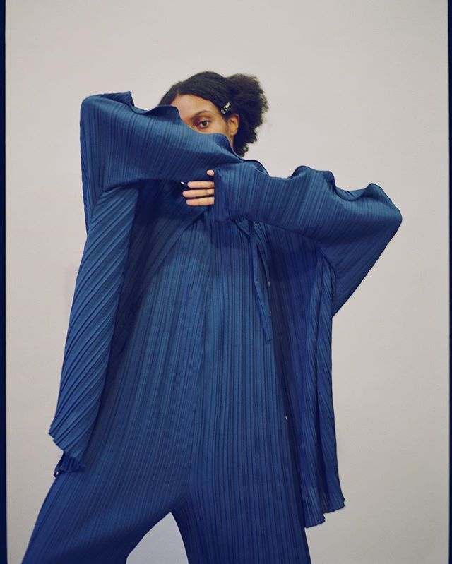 @isioma.i in pleats head to toe
.
.
#sculpture #design #pleats #pliss&eacute; #blue #overalls #shirt #younique #slowfashion #minimalism #shopsmall #nyc #nydesigner