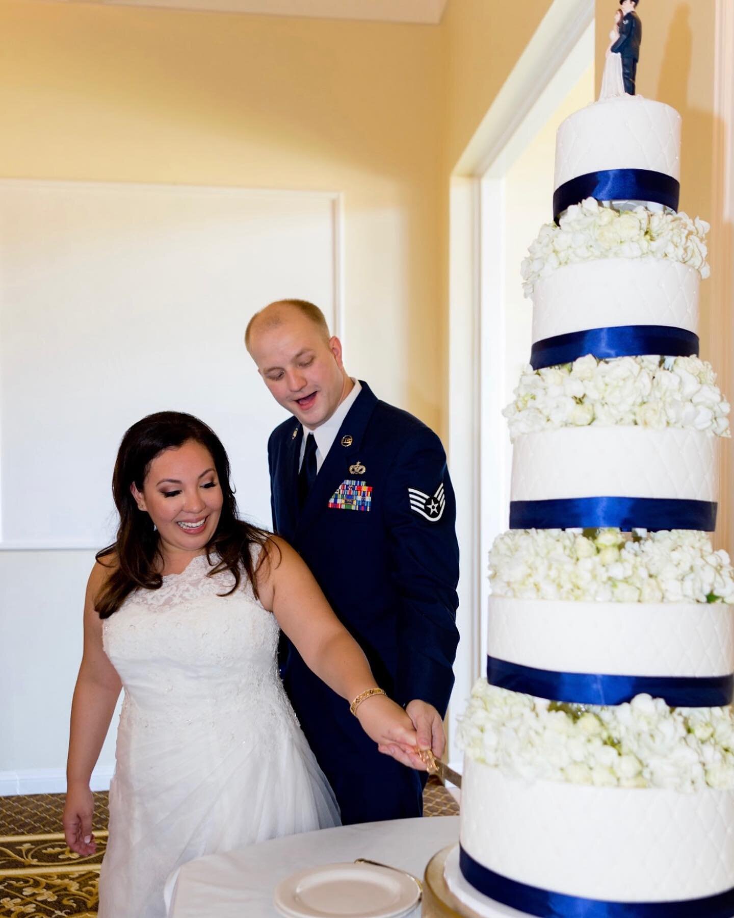 We lost count on how many tiers this cake had&hellip;

@rachellevinephoto

.
.
.
.
.
#imaginethis #imaginethisevents #imagine #events #bayarea #bayareabride #bayareawedding #sfwedding #sfeventplanner #wedding #weddingtheme #weddingplanner #eventplann