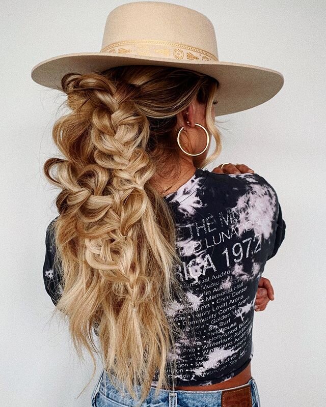 Back with my fav mane 🦁🧡 weekly hairdate with my muse @carajourdan 🧡 colour+style by me #chrisweberhair ✨ and this is my first braid entry for the #behindthechair #btconeshot2020_intricatebraiding category 👑 #vanillaloft #vancouverblonde #vancouv