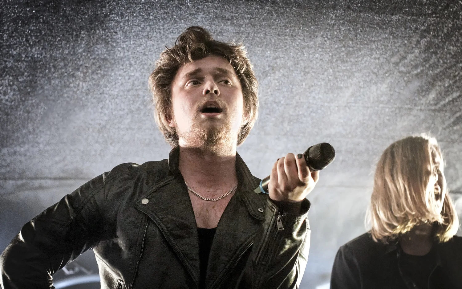 Ignore the Elephant och When Worlds Collide vidare till final i premiären för 2015