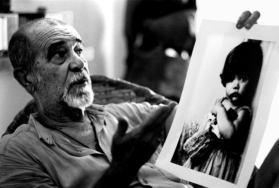 alberto korda in his atelier showing la nina de la muneca de palo - his favourite picture © 1959