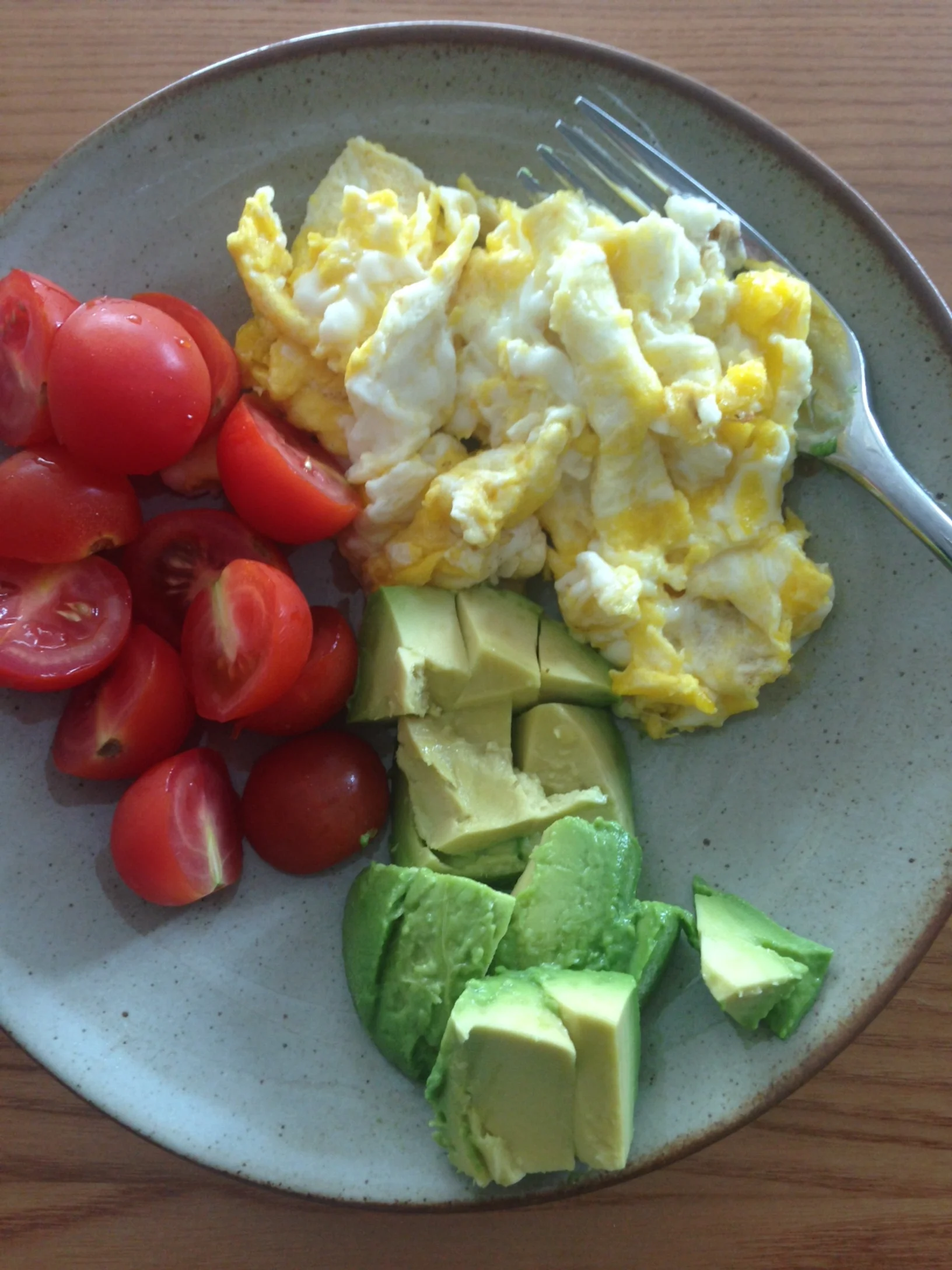 A simple breakfast: Scrambled eggs, avocados & cherry tomatoes
