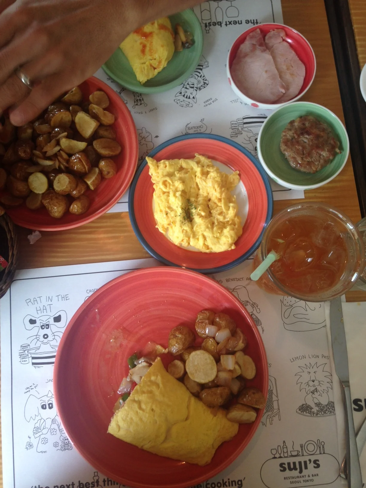 Brunch @Suji's: Omelette with bell peppers, onions and mushrooms, home fries, scrambled eggs, breakfast sausage, ham 
