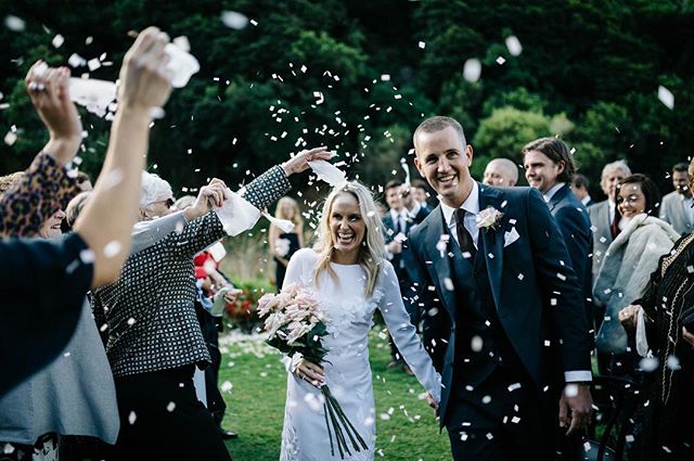 Ellie + Tom โค๏ธ // Event Planning / Styling + Catering by @potandpanmelbourne // Floristry by @katiemarxflowers // Image by @marniehawsonweddings