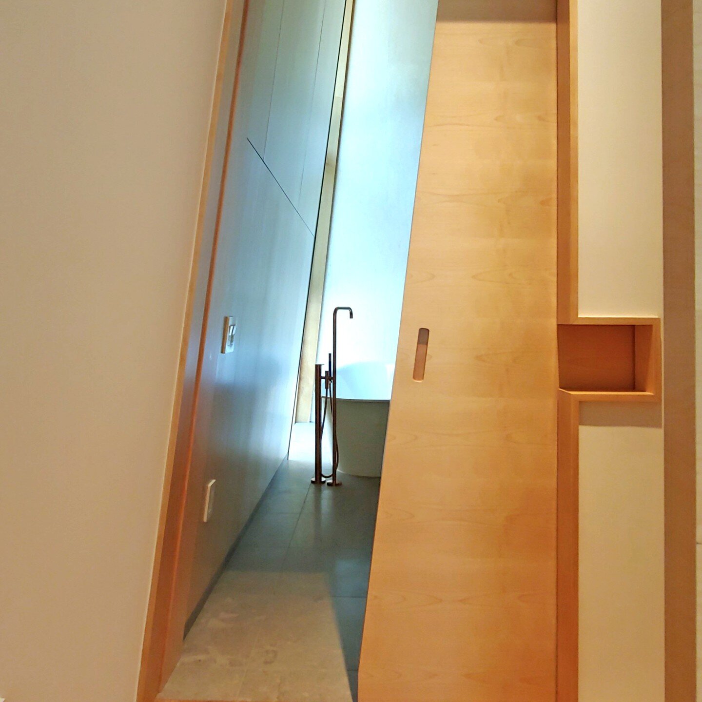 The stunning lines in the primary bath @ Dove House (@agathom_co).
#contemporary #luxury #interiordesign #moderndesign
#torontolife #torontodesign #toronto #millwork #modernhome #modernhouse #architecture #interiors #bathroom #archdaily #cabinetma