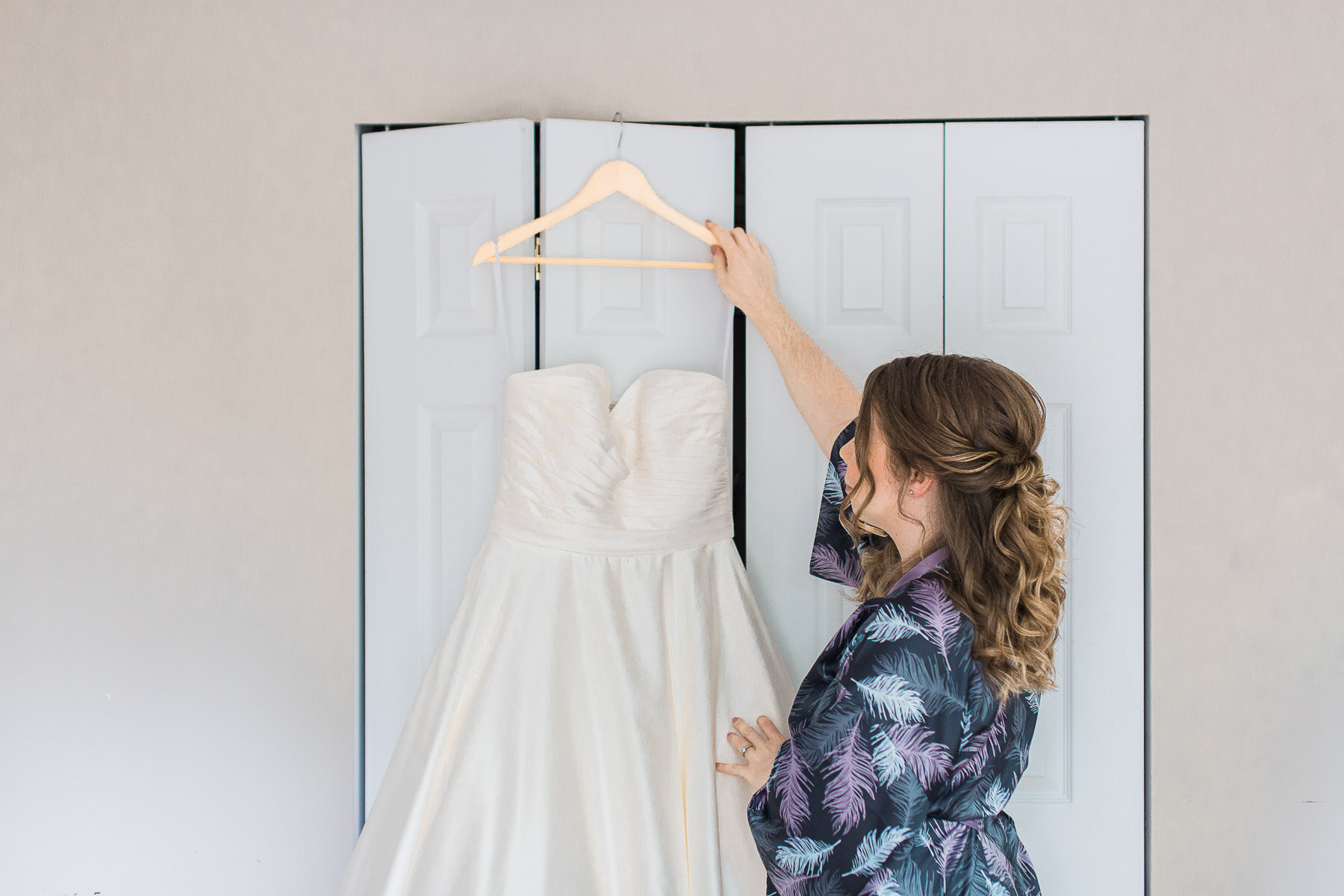 bride picking up her dress, pointe claire yacht club wedding in montreal