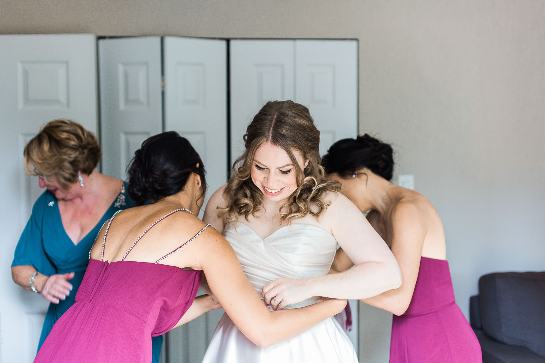 bride getting ready, pointe claire yacht club wedding in montreal