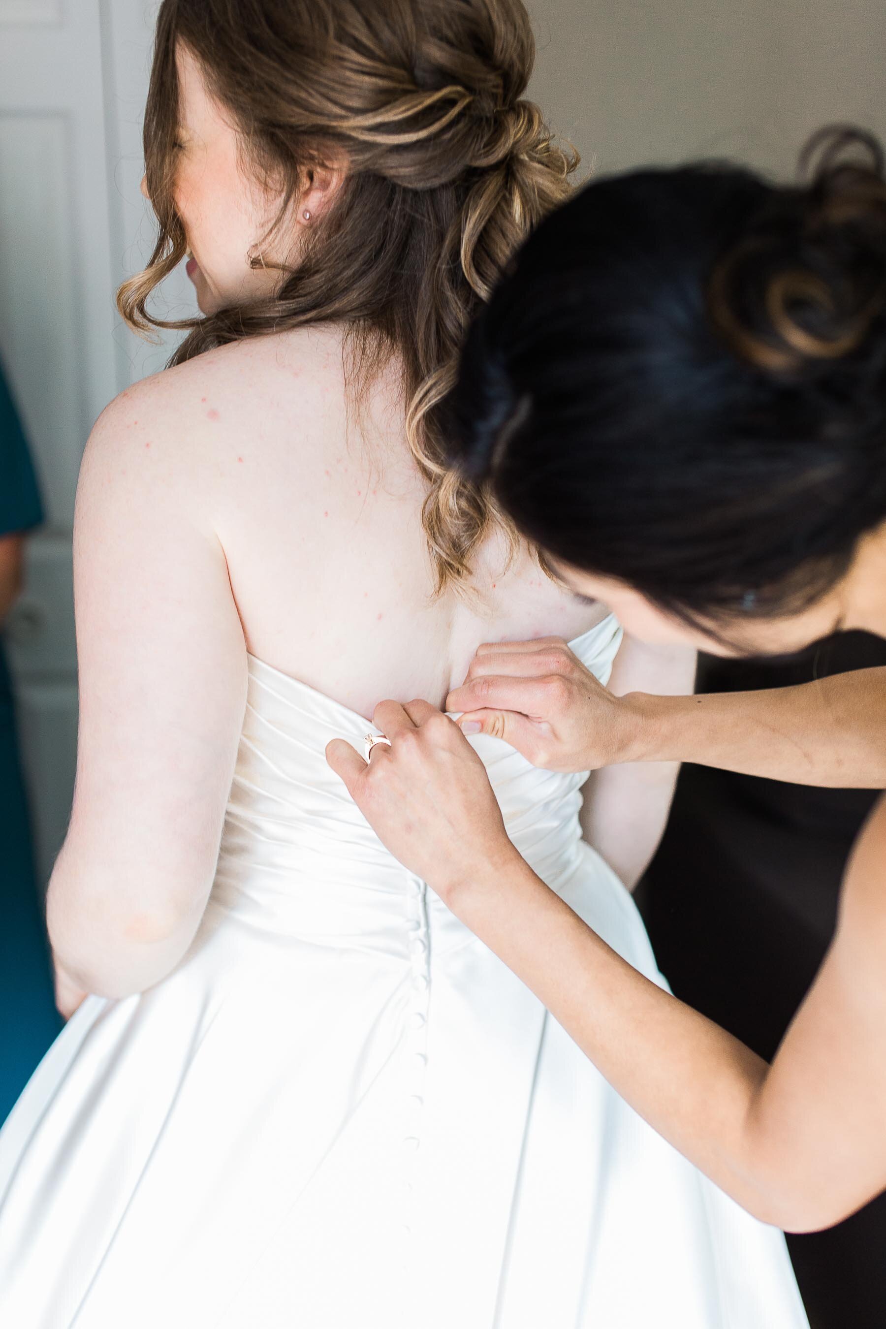 bride getting ready, pointe claire yacht club wedding in montreal
