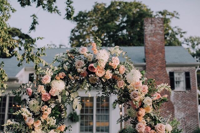 .this floral ceremony arch is a must have for a backyard wedding! ⋒ ⋒ ⋒