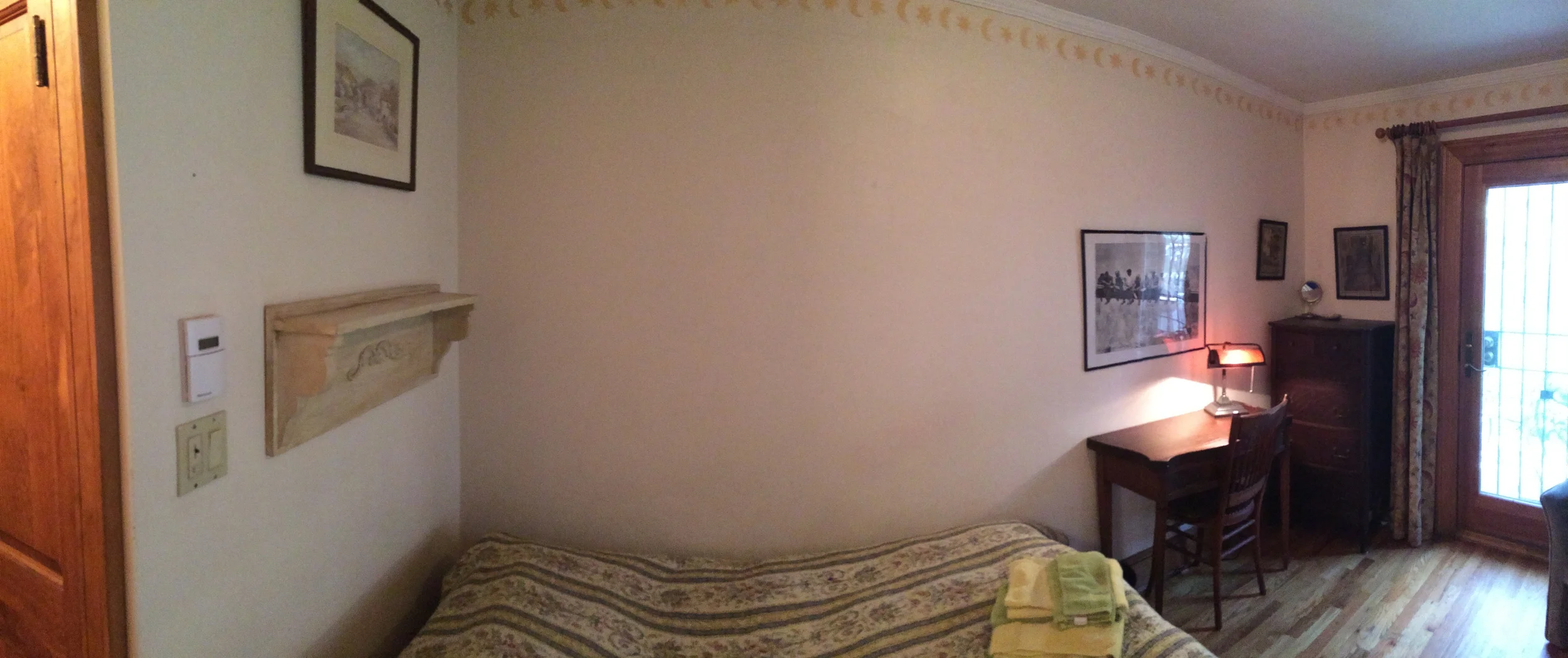 Chambre Verte avec commode et bureau