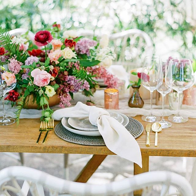 Remembering last summer and all of the gorgeous flowers we typically don't use since it is waaaaaay too 🔥. But love this Al fresco set up at @thescottresort. It was the most lovely, intimate dinner scene. 
@elysehallphotography