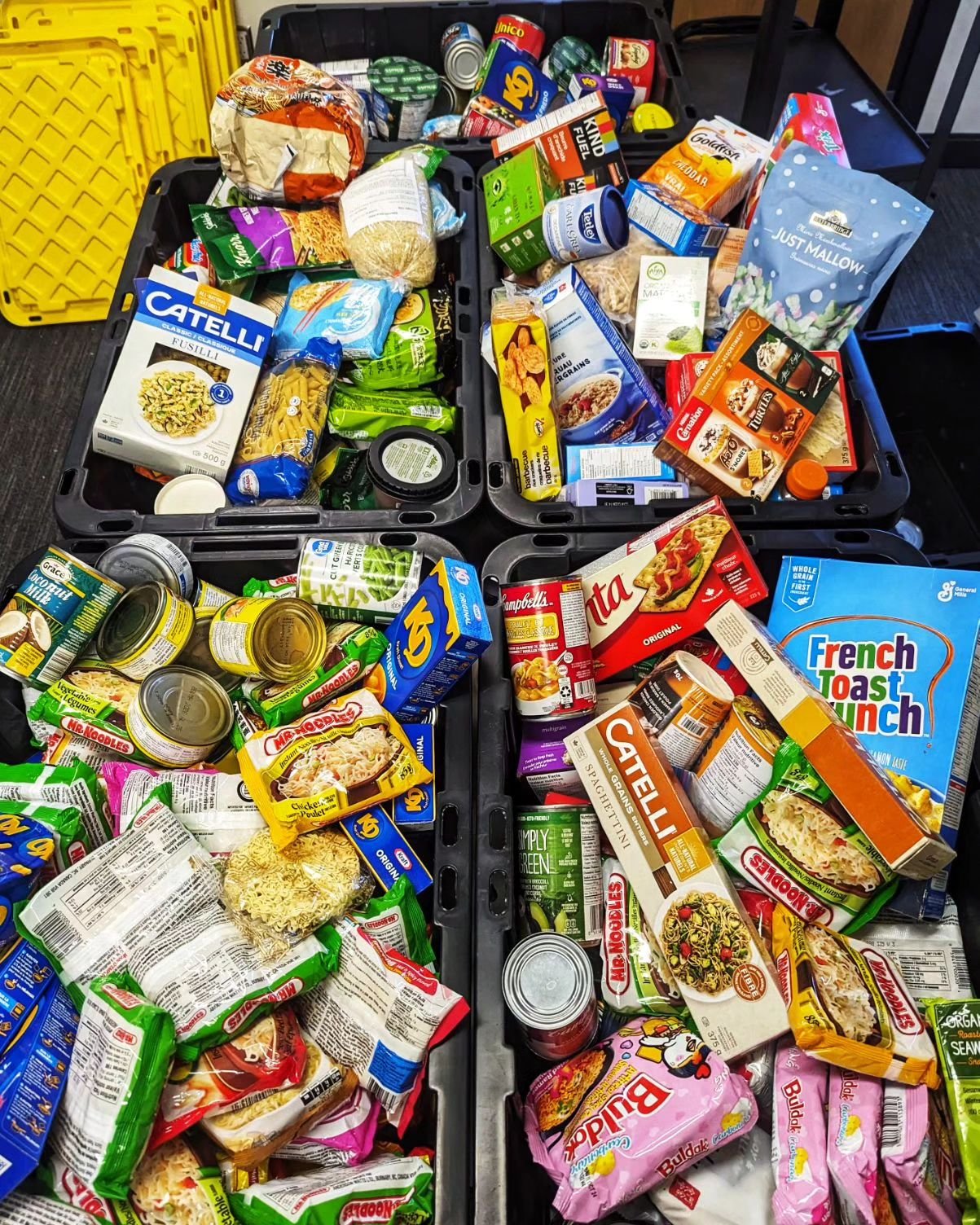 Thank you @lauriergreen for running the Moving Out Program, and for everyone who has participated! They have diverted thousands of pounds of goods that otherwise would have been thrown out. Distro is the happy recipient of the non-perishable food -- 