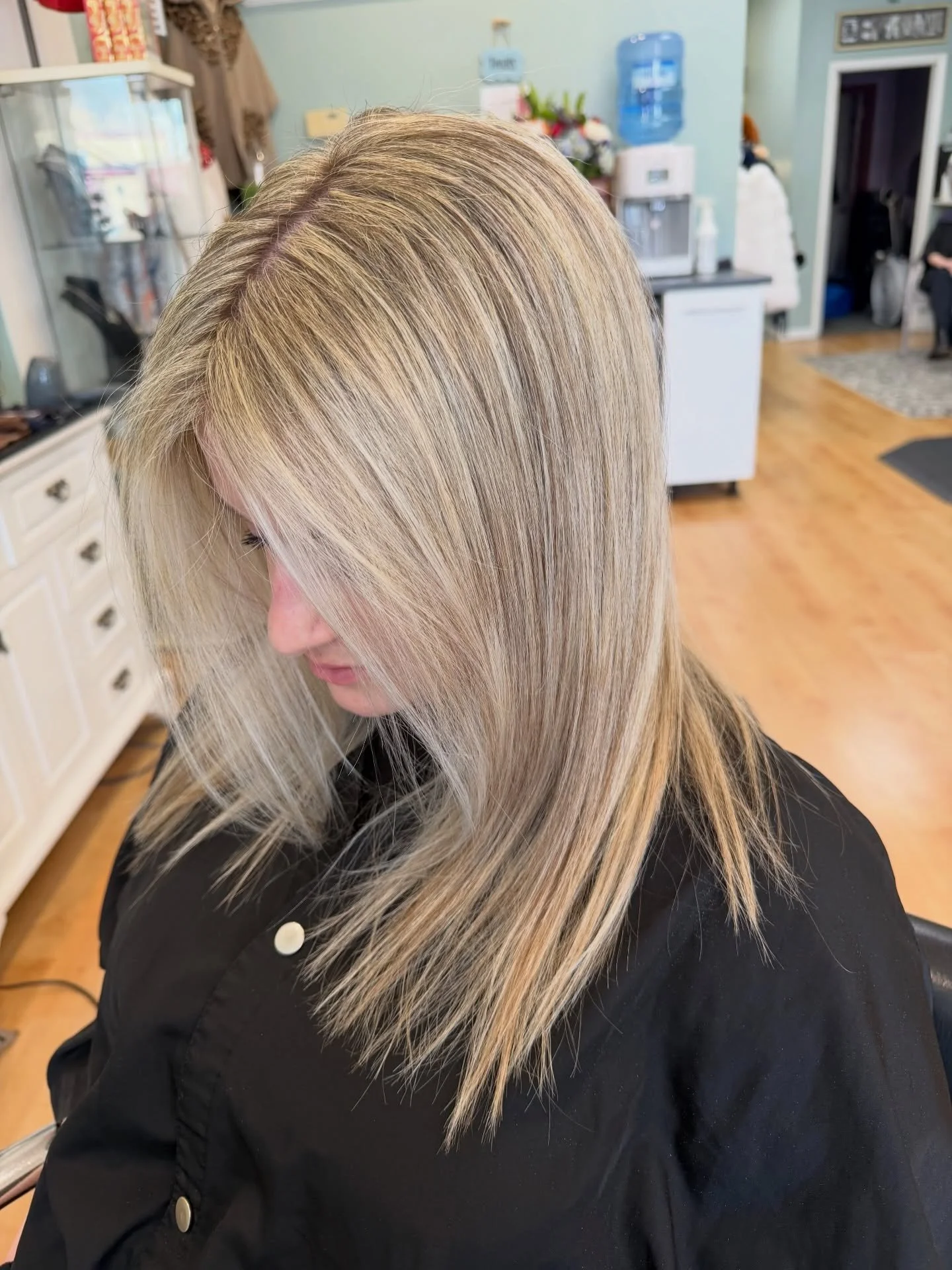 spring into the new season with new hair! 🌼 full highlight + haircut by @lisaburaginahair 

#springhair #revivalhairstudio #njhairsalon #bergencountysalon @behindthechair_com @american_salon @modernsalon @beautylaunchpad @saloncentric @cosmoprofbeau