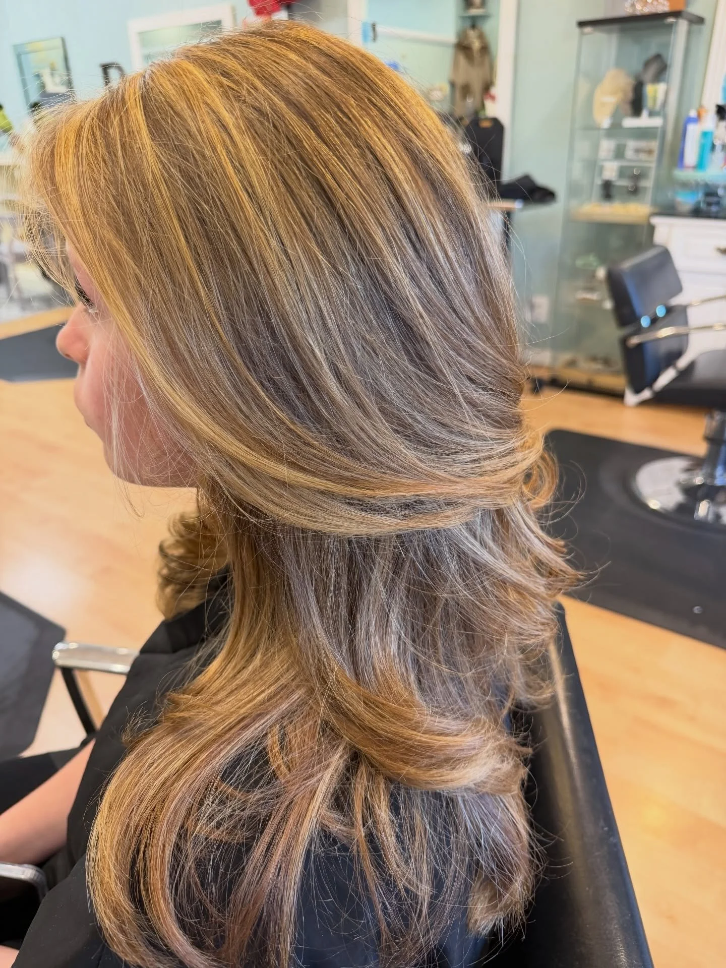 REVIVED 💥 highlight + haircut by @lisaburaginahair 

#brunettehair #revivalhairstudio #njhairsalon #bergencountysalon @behindthechair_com @american_salon @modernsalon @beautylaunchpad @saloncentric @cosmoprofbeauty @productclub @framar @oliviagarden