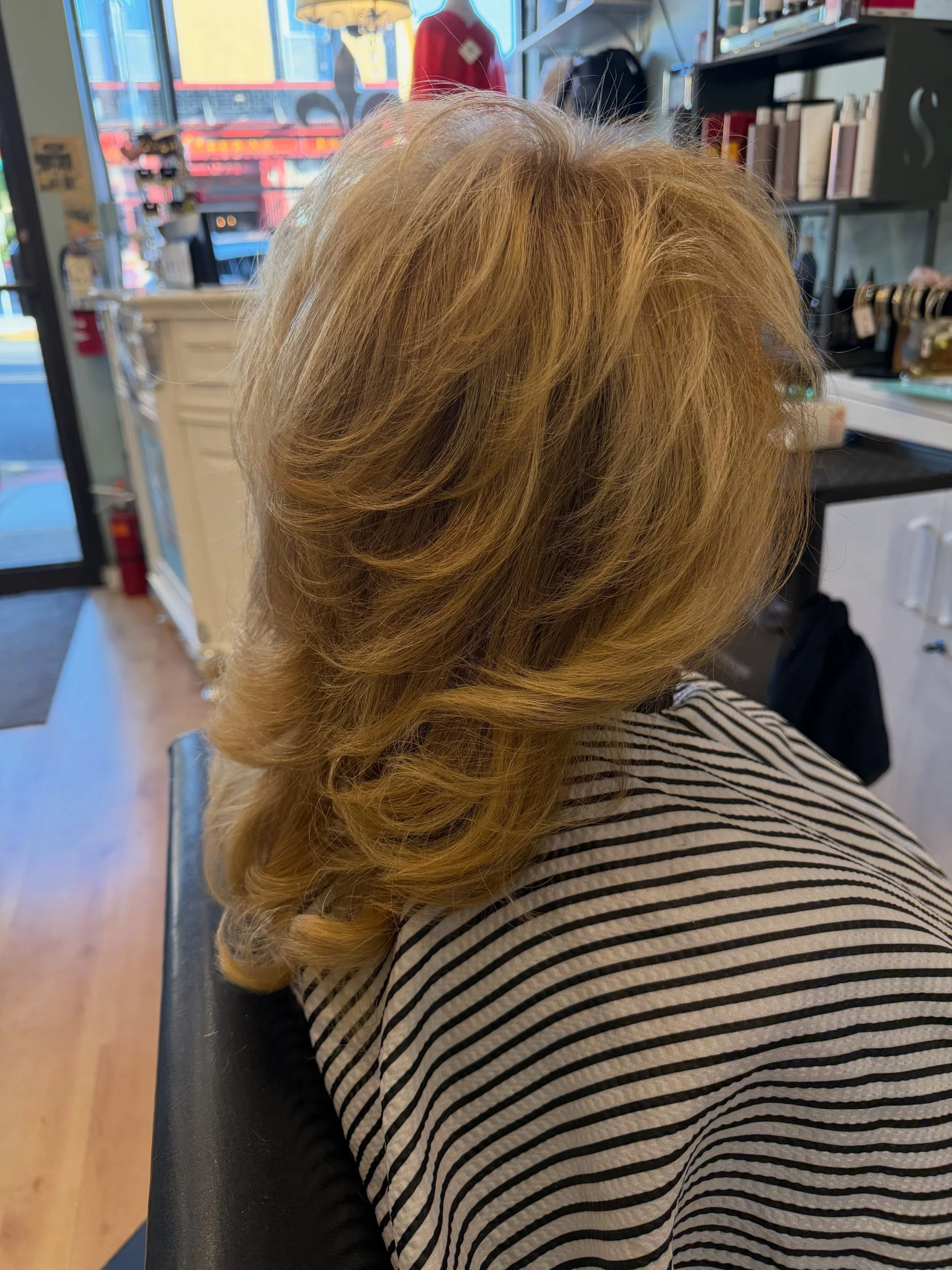 girls just wanna go blonde🎶💛
color, frame foil and styled by Lisa!
@lisaburaginahair 

#blonde #revivalhairstudio #njhairsalon#keratin 
#bergencountysalon @behindthechair_com @american_salon @modernsalon @beautylaunchpad @saloncentric @cosmoprofbea