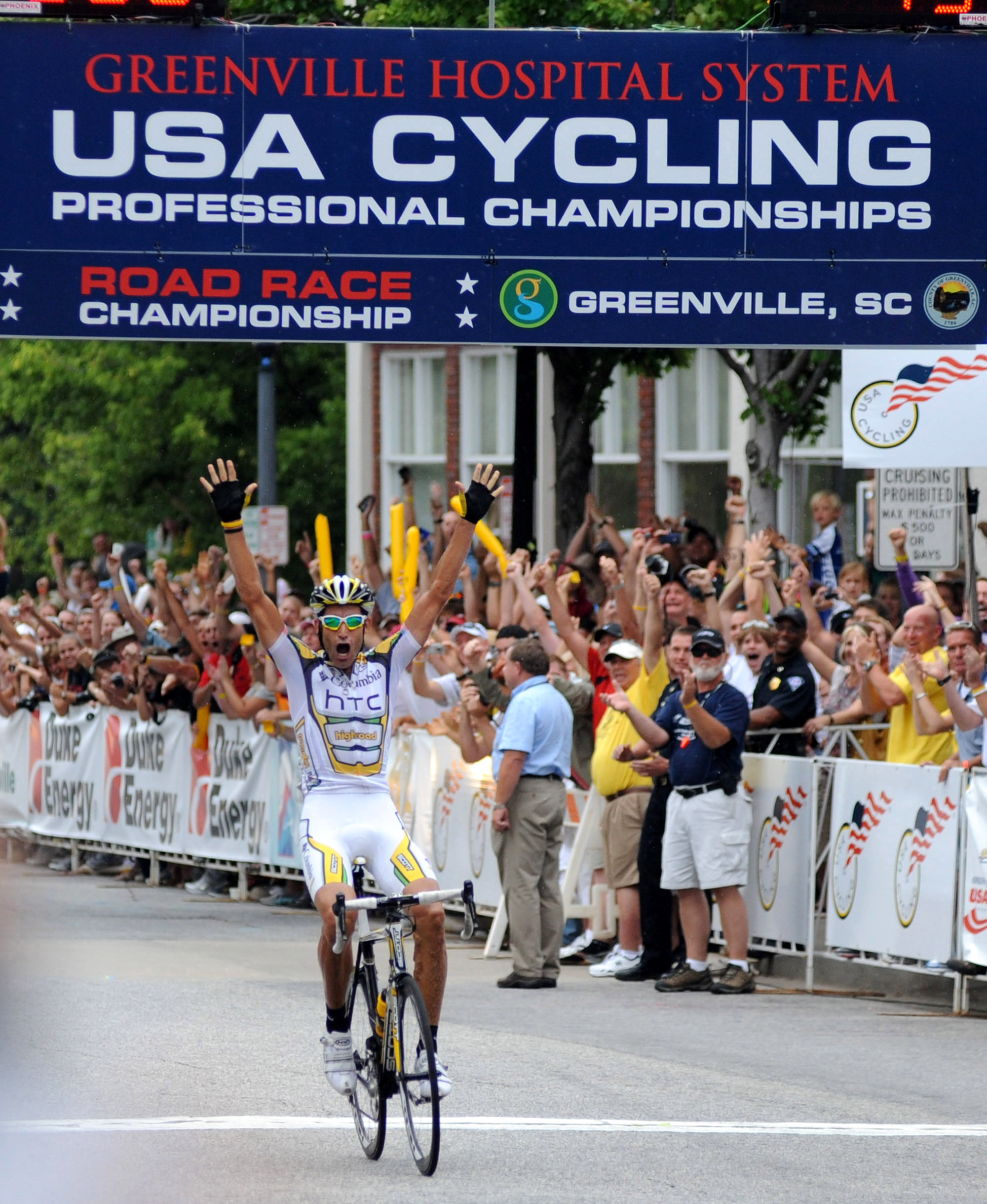  Fans cheer for the winner of the Greenville Hospital System USA Cycling Pro Championships.  (August 30, 2009) 