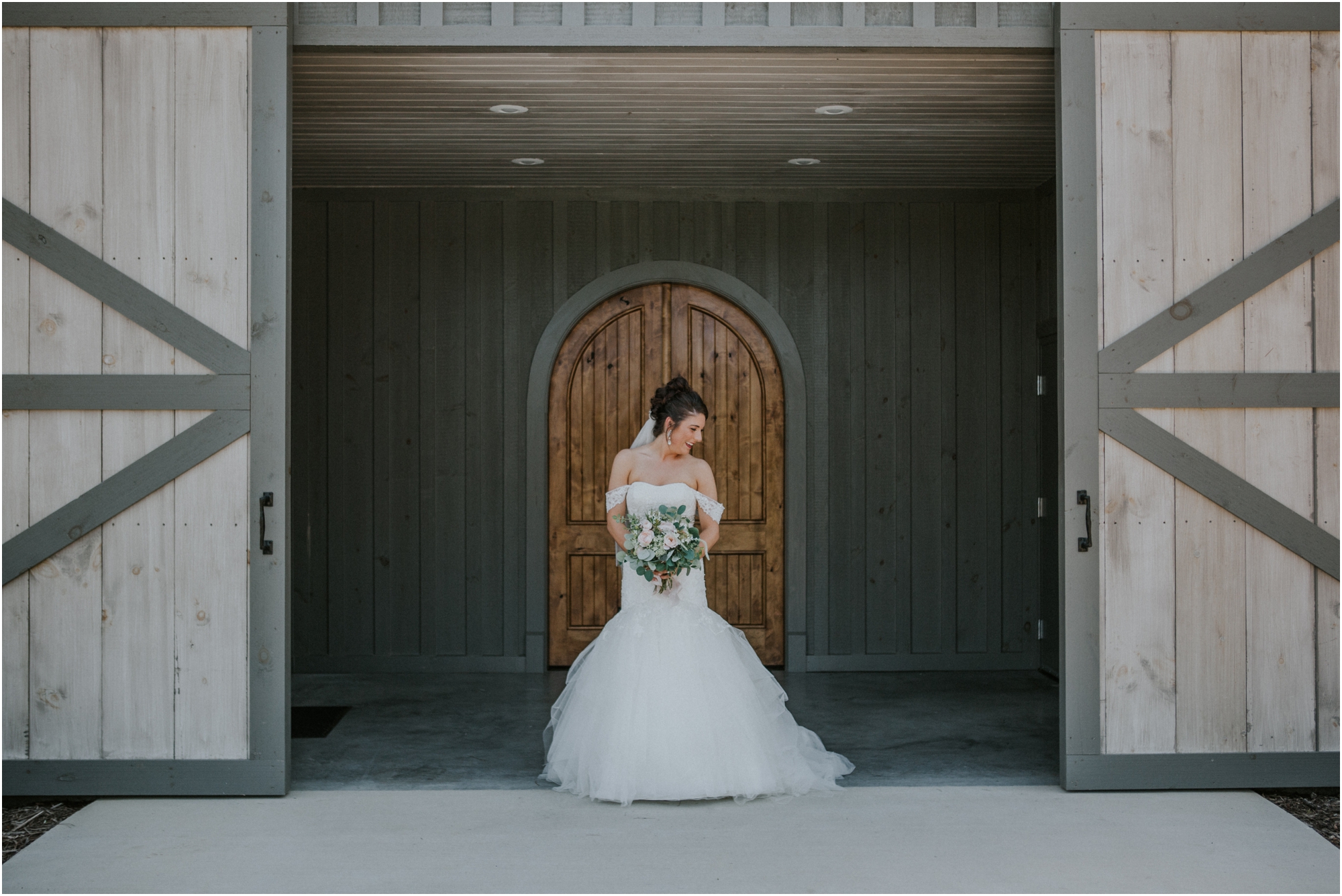 pink-rustic-apple-barn-howe-farms-elegant-summer-wedding-cleveland-tennessee-chattanooga-georgetown-tn_0053.jpg