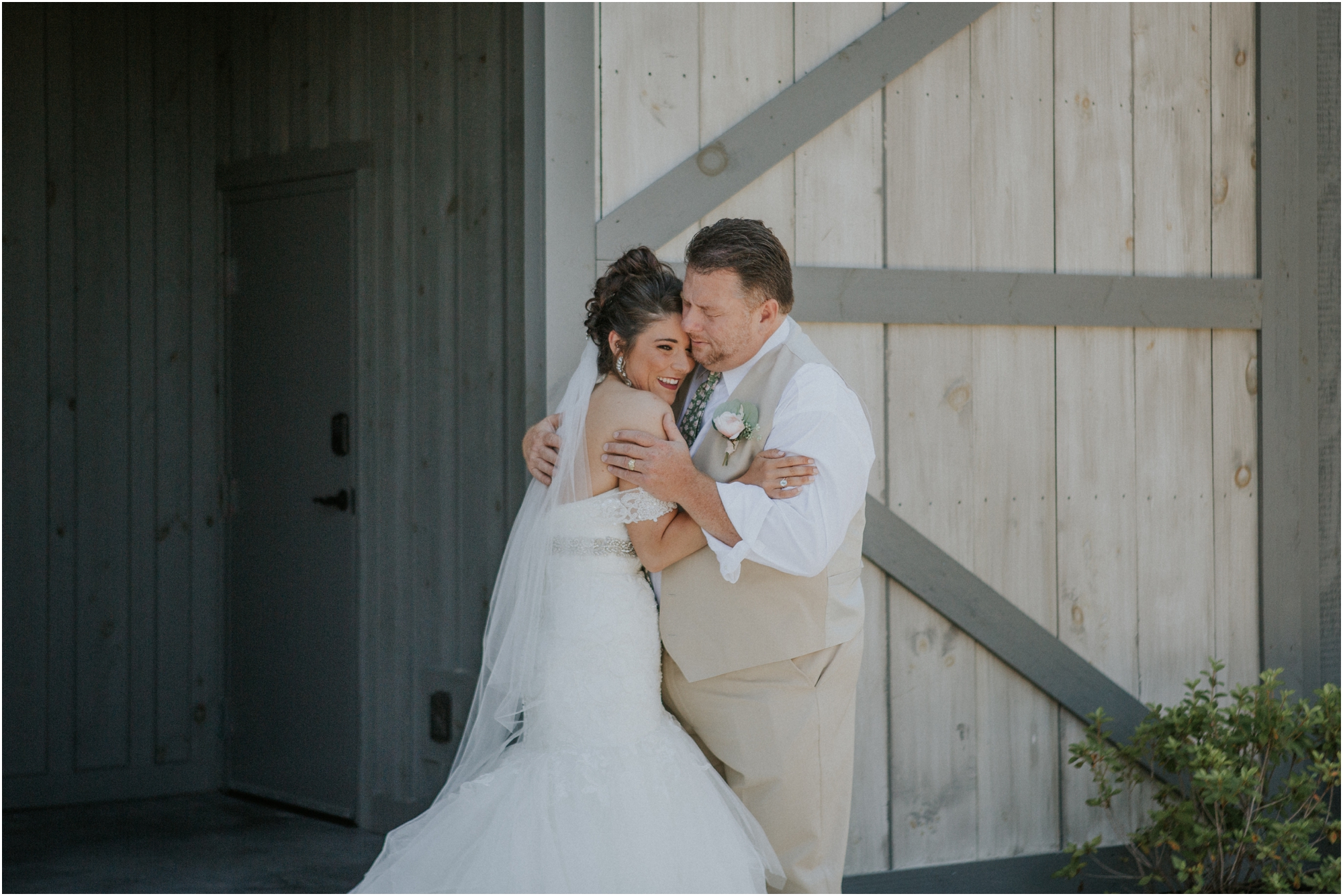 pink-rustic-apple-barn-howe-farms-elegant-summer-wedding-cleveland-tennessee-chattanooga-georgetown-tn_0075.jpg