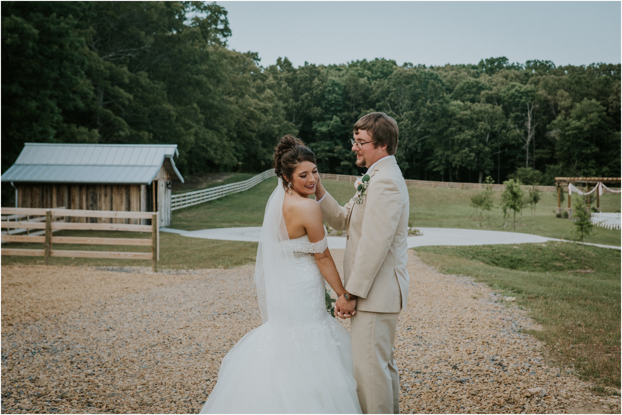 pink-rustic-apple-barn-howe-farms-elegant-summer-wedding-cleveland-tennessee-chattanooga-georgetown-tn_0139.jpg