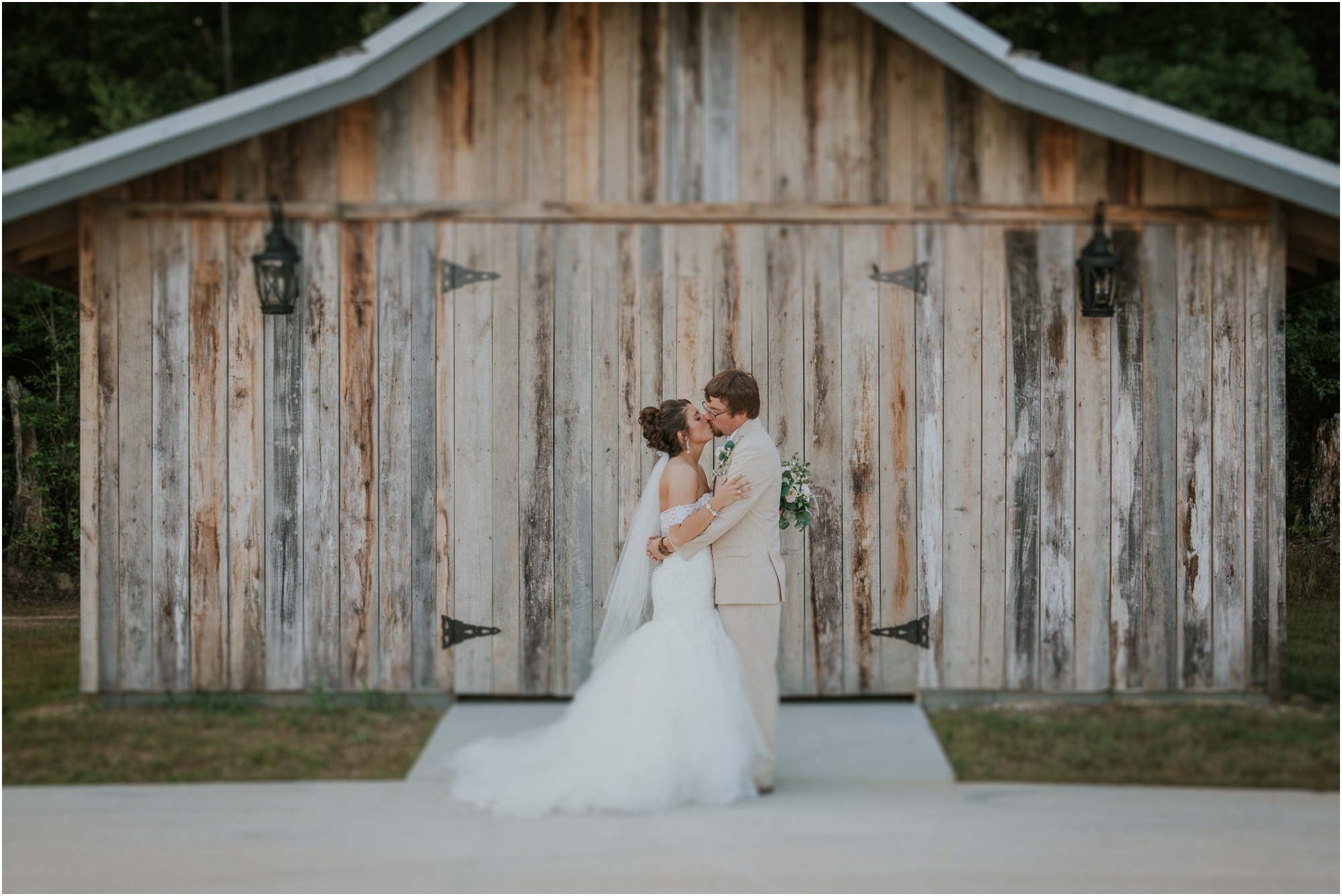 pink-rustic-apple-barn-howe-farms-elegant-summer-wedding-cleveland-tennessee-chattanooga-georgetown-tn_0141.jpg