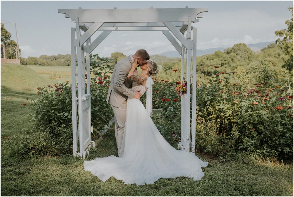 greenwood-oaks-farm-venue-greeneville-afton-limestone-tennessee-wedding-styled-boho-summer-rustic-katy-sergent-photography_0023.jpg