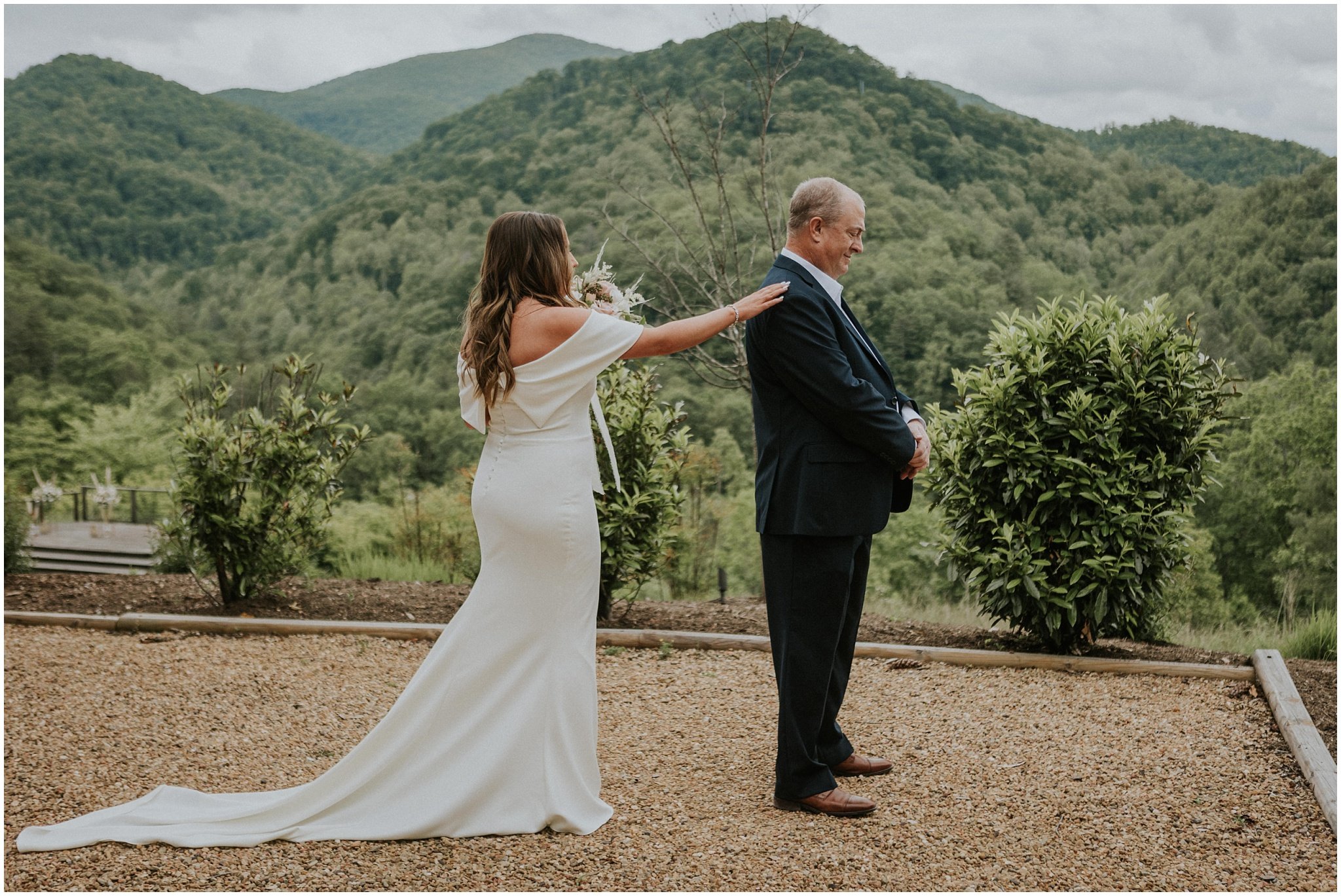 sugar-hollow-retreat-butler-tennessee-boone-north-carolina-rustic-mountain-wedding-may-spring-summer-green-elegant-luxury-johnson-city-tn-katy-sergent-photography_0021.jpg