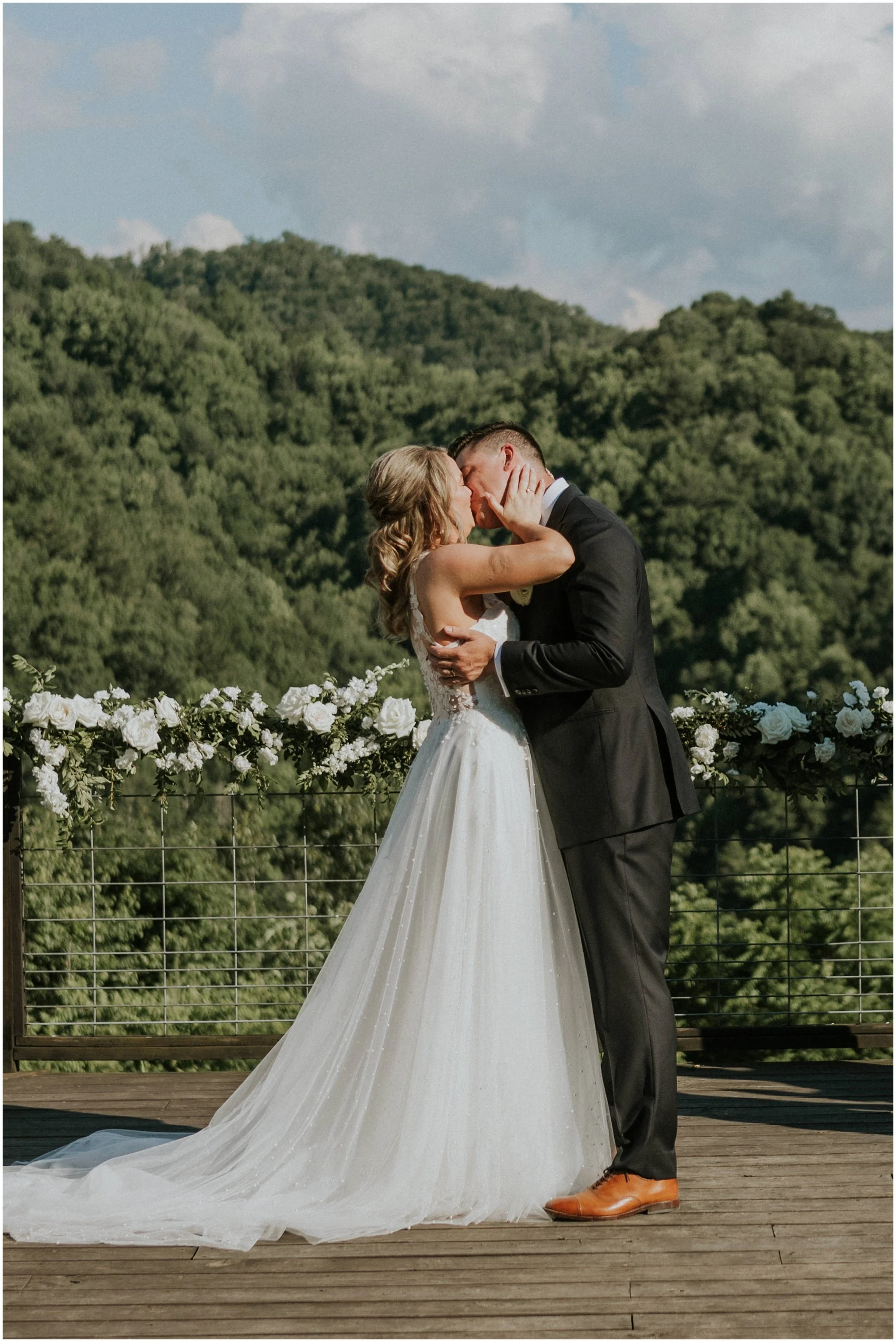 sugar-hollow-retreat-butler-tennessee-boone-north-carolina-smoky-mountain-wedding-venue-rustic-luxury-summer-katy-sergent-photography_0094.jpg