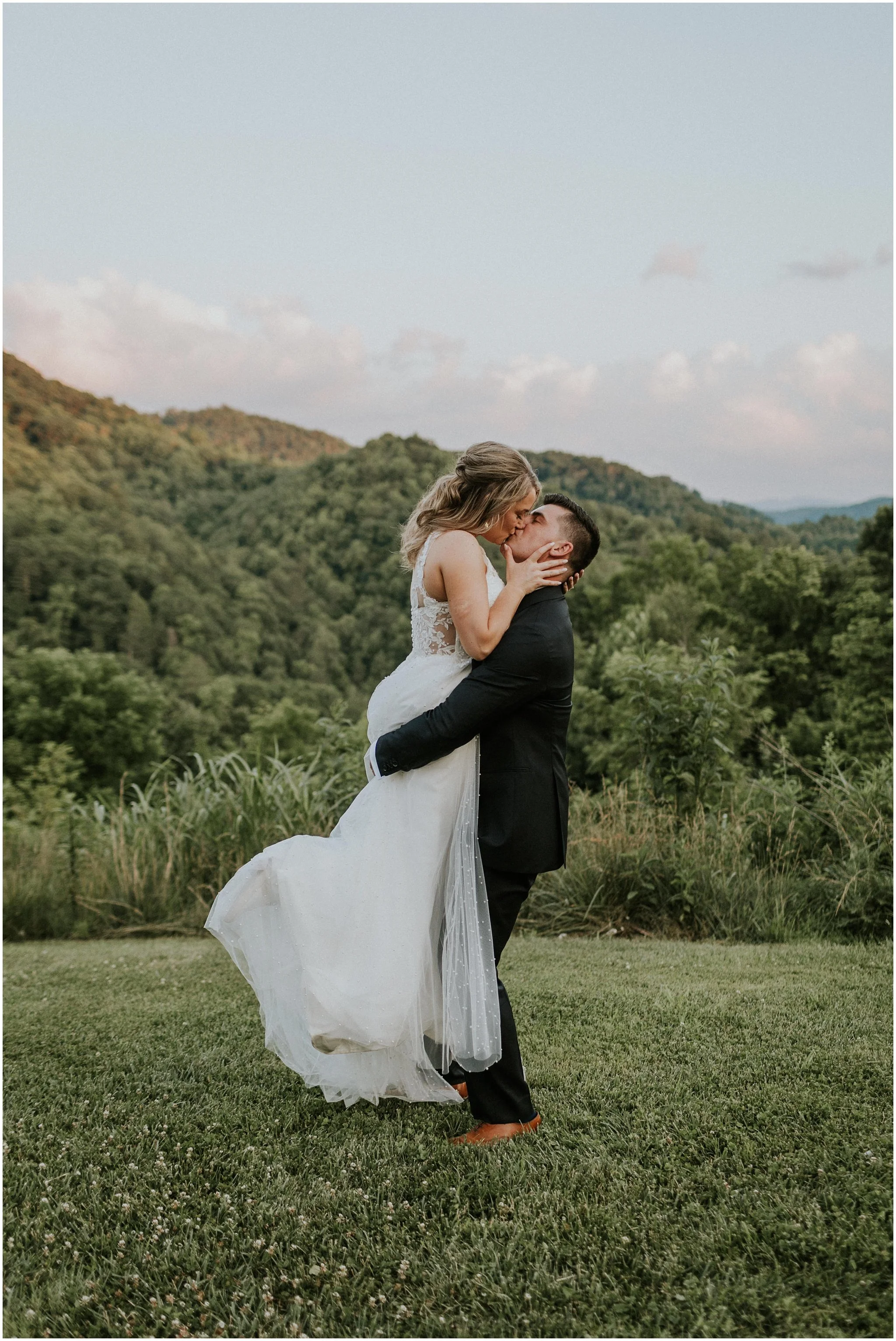 sugar-hollow-retreat-butler-tennessee-boone-north-carolina-smoky-mountain-wedding-venue-rustic-luxury-summer-katy-sergent-photography_0116.jpg