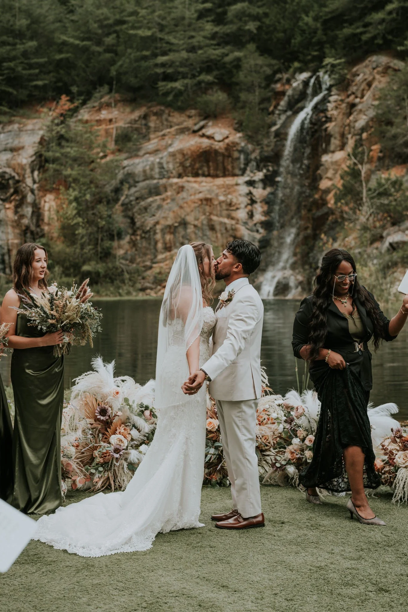 waterstone-venue-johnson-city-tennessee-boho-wedding-katy-sergent-photography-66.jpg