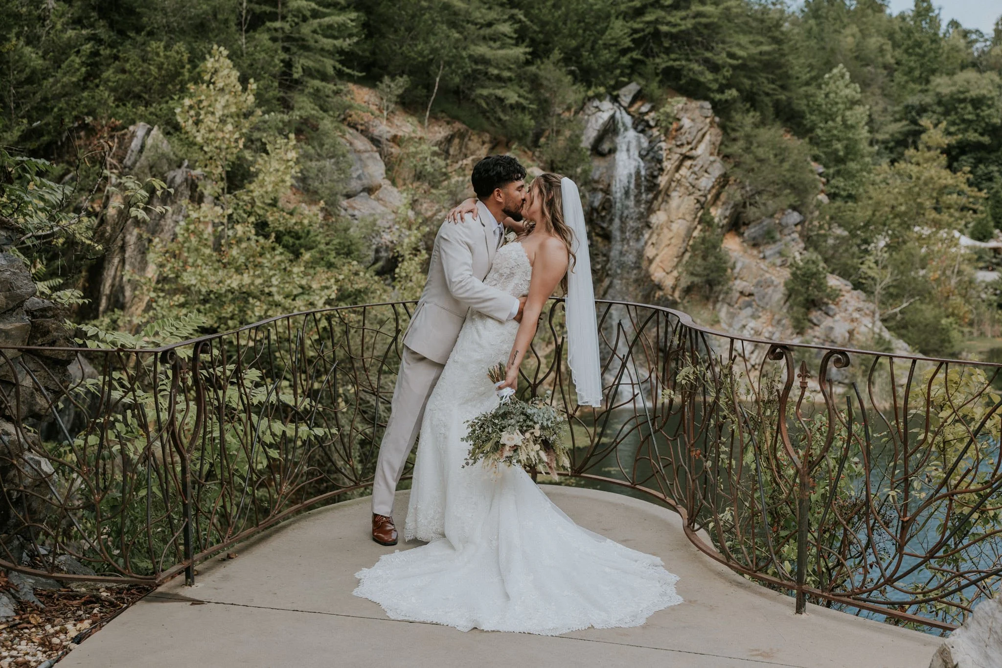 waterstone-venue-johnson-city-tennessee-boho-wedding-katy-sergent-photography-94.jpg