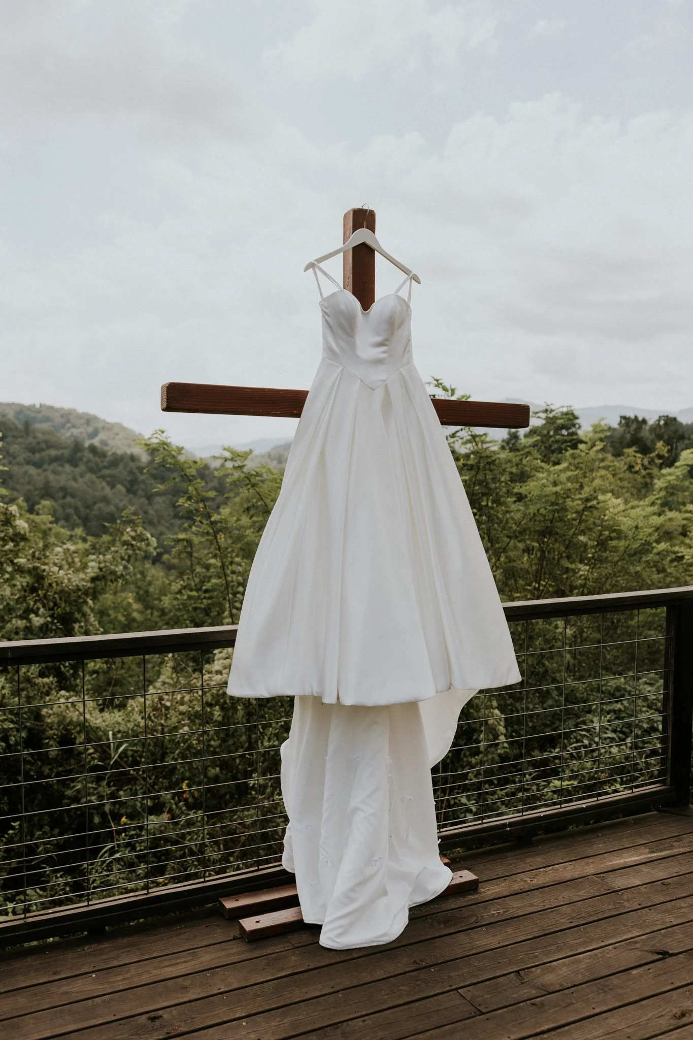 sugar-hollow-retreat-butler-tennessee-summer-elegant-classic-luxury-smoky-mountain-wedding-katy-sergent-photography-12.jpg